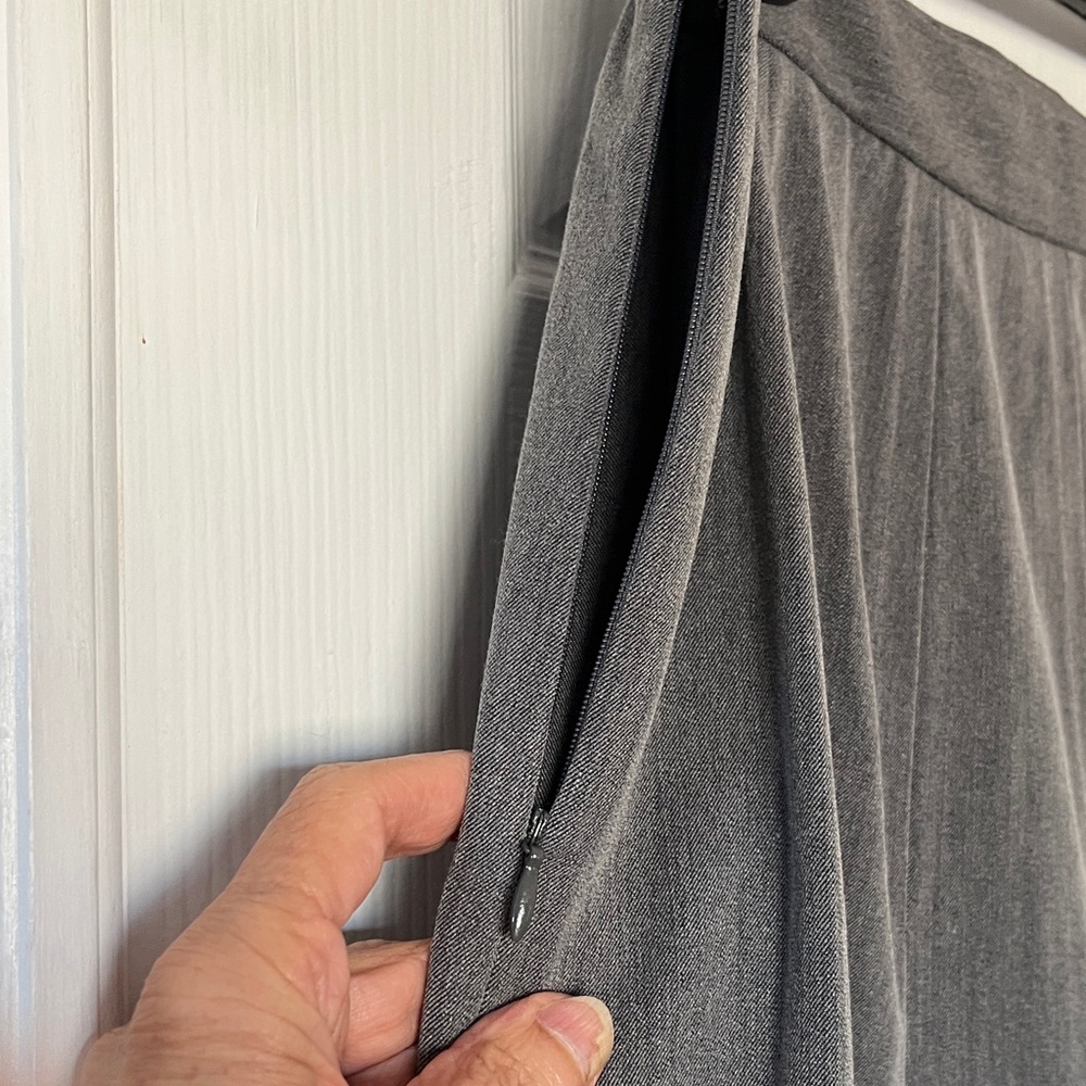 East 5th Grey Midi Flare Skirt Sz 8 - Picture 5 of 5